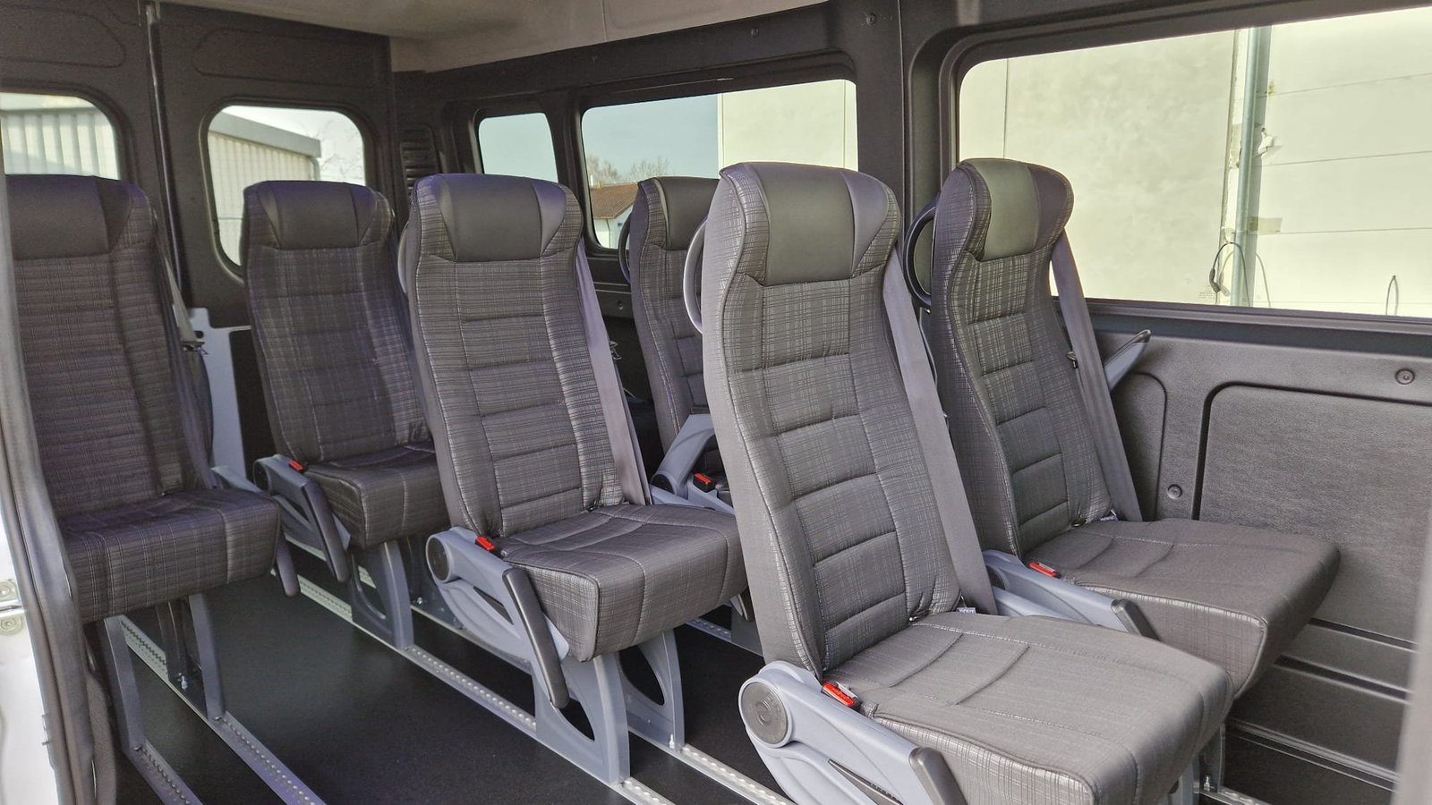 Mūsu 2026. gada Fiat Ducato 9 vietīgā mikroautobusa salons (Reģ. OM3899), ērtas sēdvietas līdz 8 pasažieriem