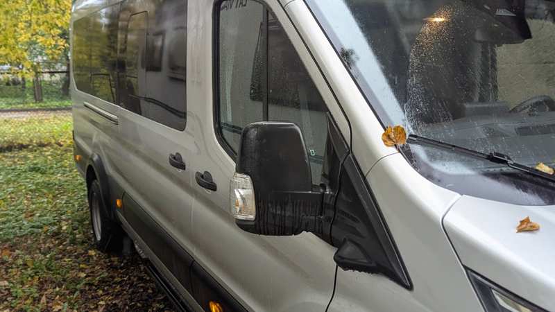 Mūsu 2025. gada Ford Transit mikroautobuss, ko izmantojam nelielām grupām dienas ekskursijām no Rīgas