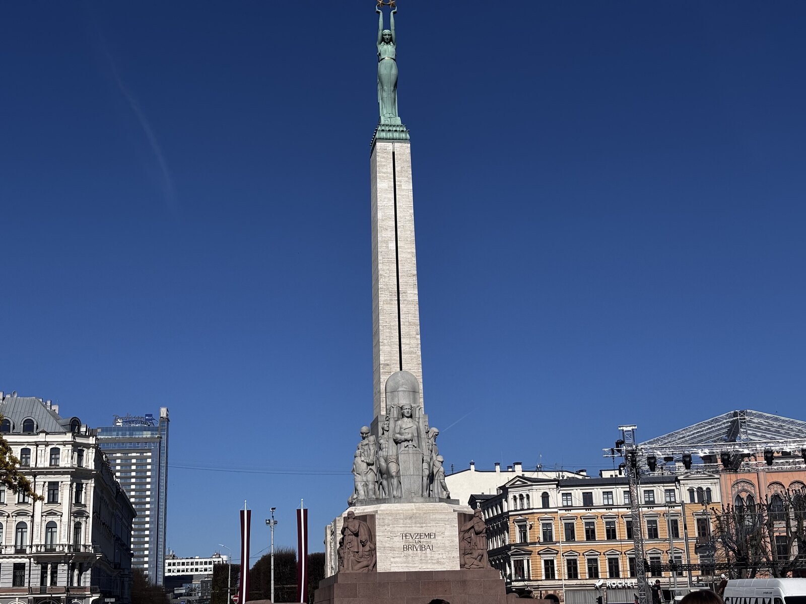 Brīvības piemineklis Rīgā ar Mildu, kas augšā tur trīs zelta zvaigznes, Latvija.