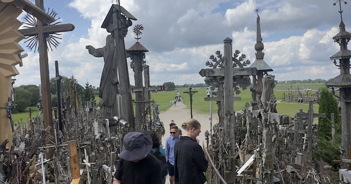 Krustu kalns, Lietuva — koka laipa ar Jēzus statuju un ar rokām kaltiem krustiem.