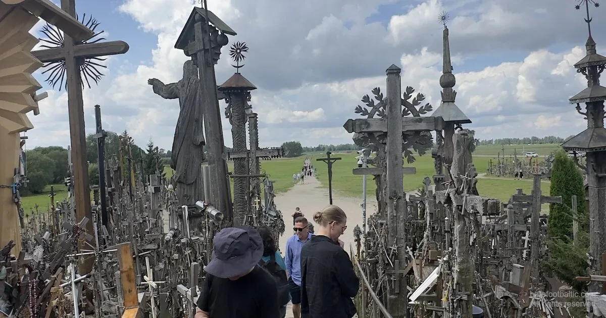 Krustu kalns, Lietuva — koka laipa ar Jēzus statuju un ar rokām kaltiem krustiem.