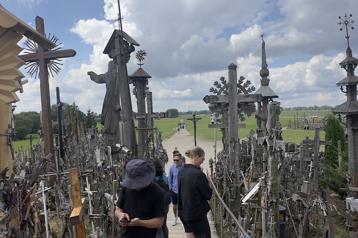 Krustu kalns, Lietuva — koka laipa ar Jēzus statuju un ar rokām kaltiem krustiem.