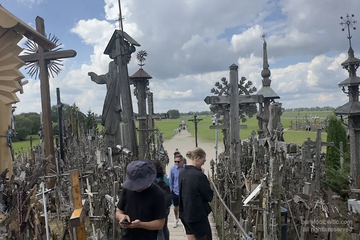 Krustu kalns, Lietuva — koka laipa ar Jēzus statuju un ar rokām kaltiem krustiem.