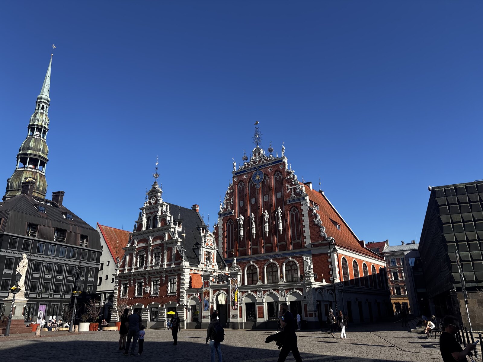 Melngalvju nams Rātslaukumā, Rīga, Latvija &mdash; bagātīgi rotātā sarkanbaltā Holandes renesanses fasāde.