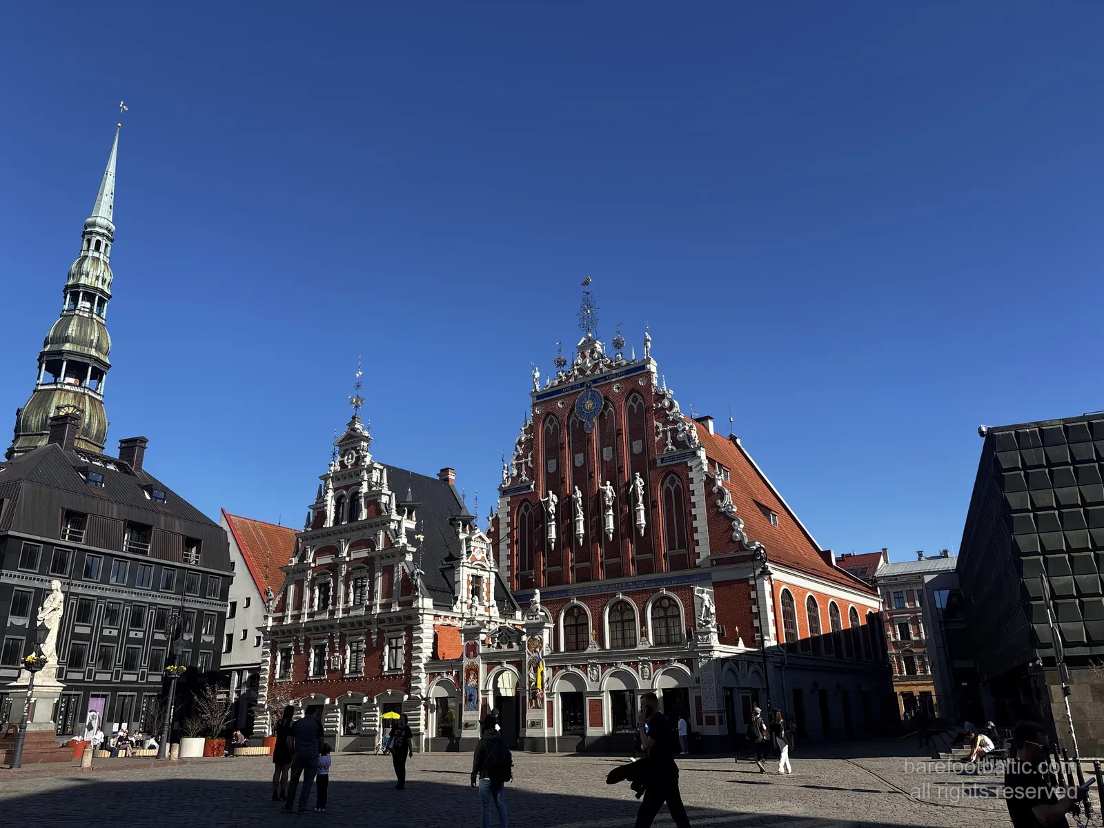 Melngalvju nams Rātslaukumā, Rīga, Latvija — bagātīgi rotātā sarkanbaltā Holandes renesanses fasāde.