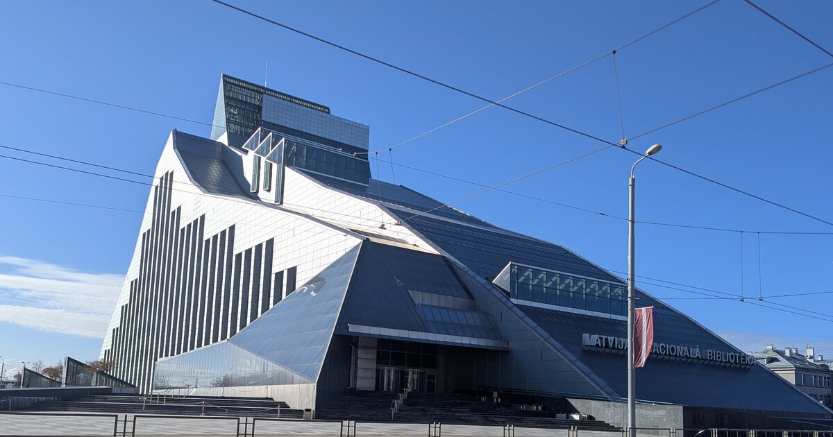 Gaismas pils — Latvijas Nacionālā bibliotēka, Rīga, zem skaidrām debesīm.