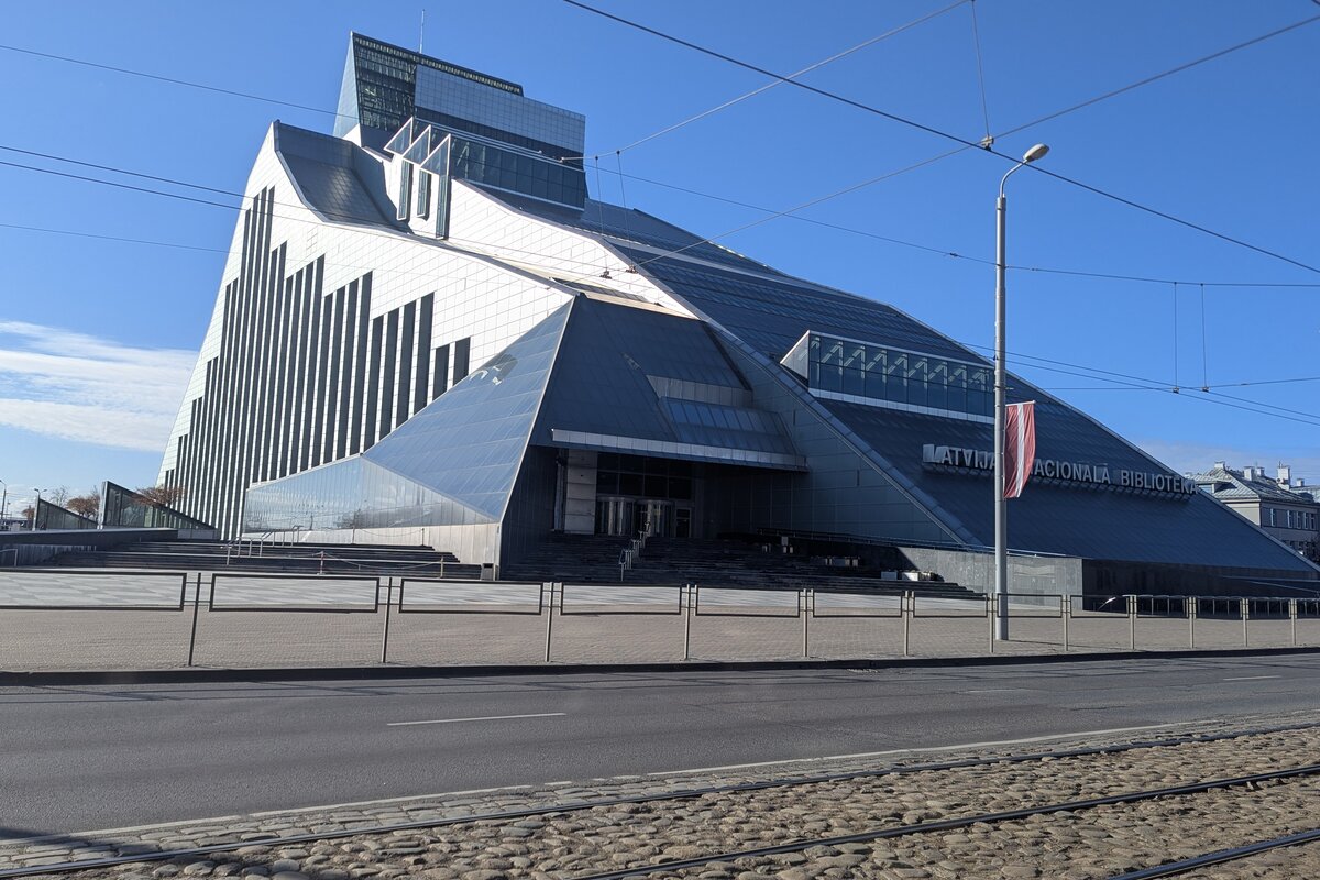 Gaismas pils — Latvijas Nacionālā bibliotēka Daugavas kreisajā krastā, Rīgā
