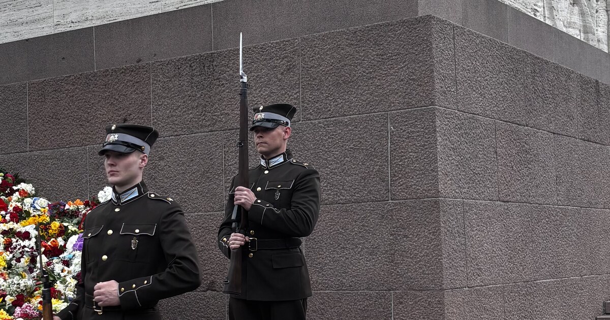 Latvijas armijas goda sardze pie Brīvības pieminekļa ar ziedu sienu pie pamatnes, Rīga, Neatkarības atjaunošanas dienā