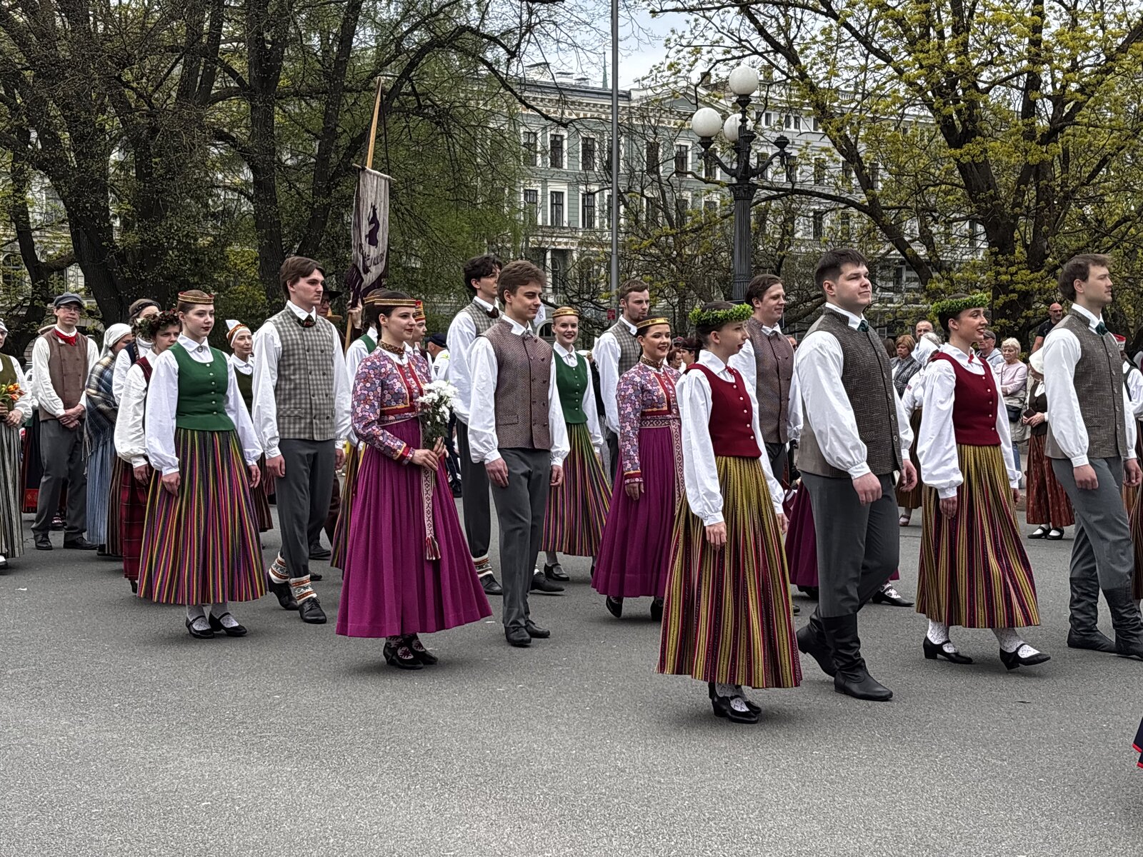 Tautas tērpu gājiens pie Brīvības pieminekļa ar paceltu Latvijas karogu, Rīga, 4. maijā