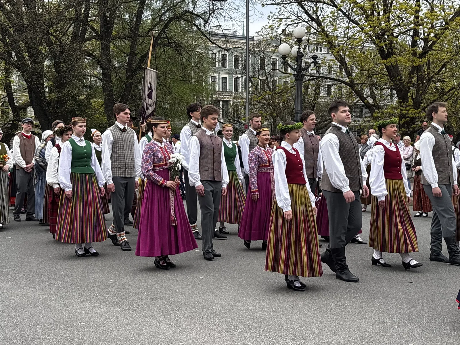 Tautas tērpu gājiens pie Brīvības pieminekļa ar paceltu Latvijas karogu, Rīga, 4. maijā