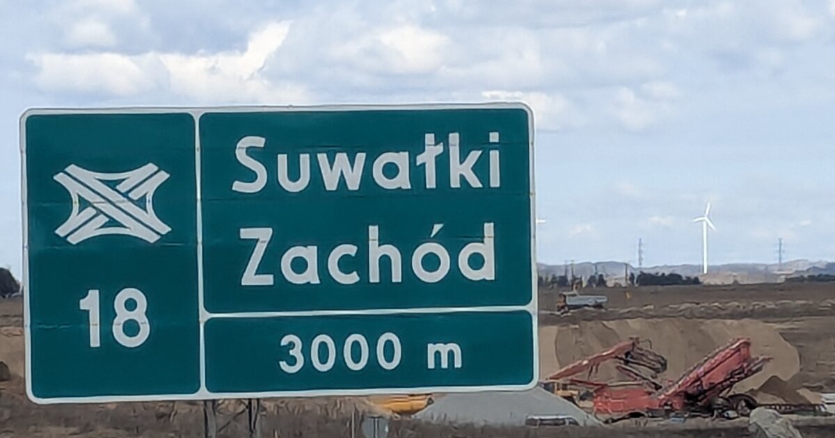 Izejas zīme Suwałki Zachód uz S61 šosejas cauri Suvalku spraugai, Polijas ziemeļaustrumos.