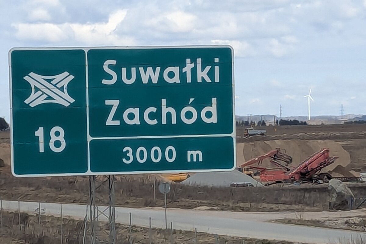 Izejas zīme Suwałki Zachód uz S61 šosejas cauri Suvalku spraugai, Polijas ziemeļaustrumos.