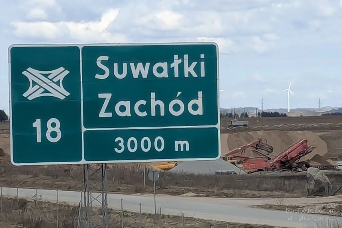 Izejas zīme Suwałki Zachód uz S61 šosejas cauri Suvalku spraugai, Polijas ziemeļaustrumos.
