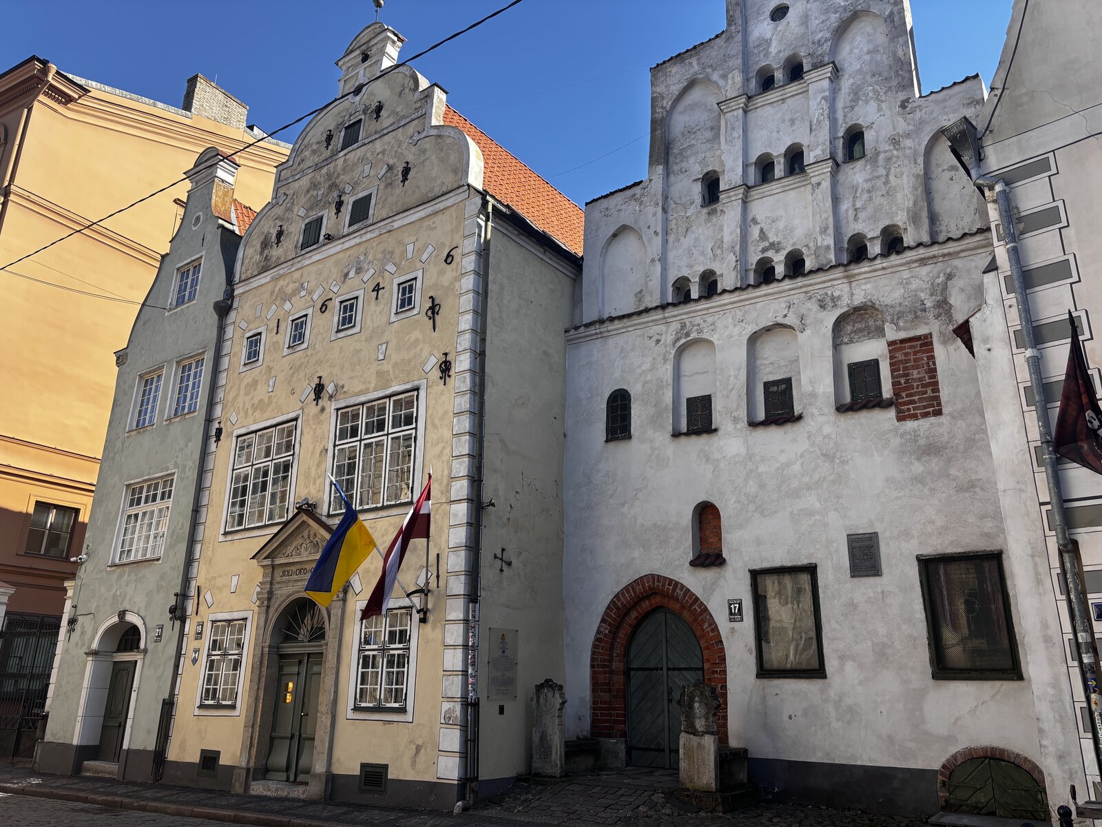 Trīs brāļu nami Mazajā Pils ielā 17, 19, 21, līdzās viens otram, Rīgas Vecpilsētā, Latvijā.