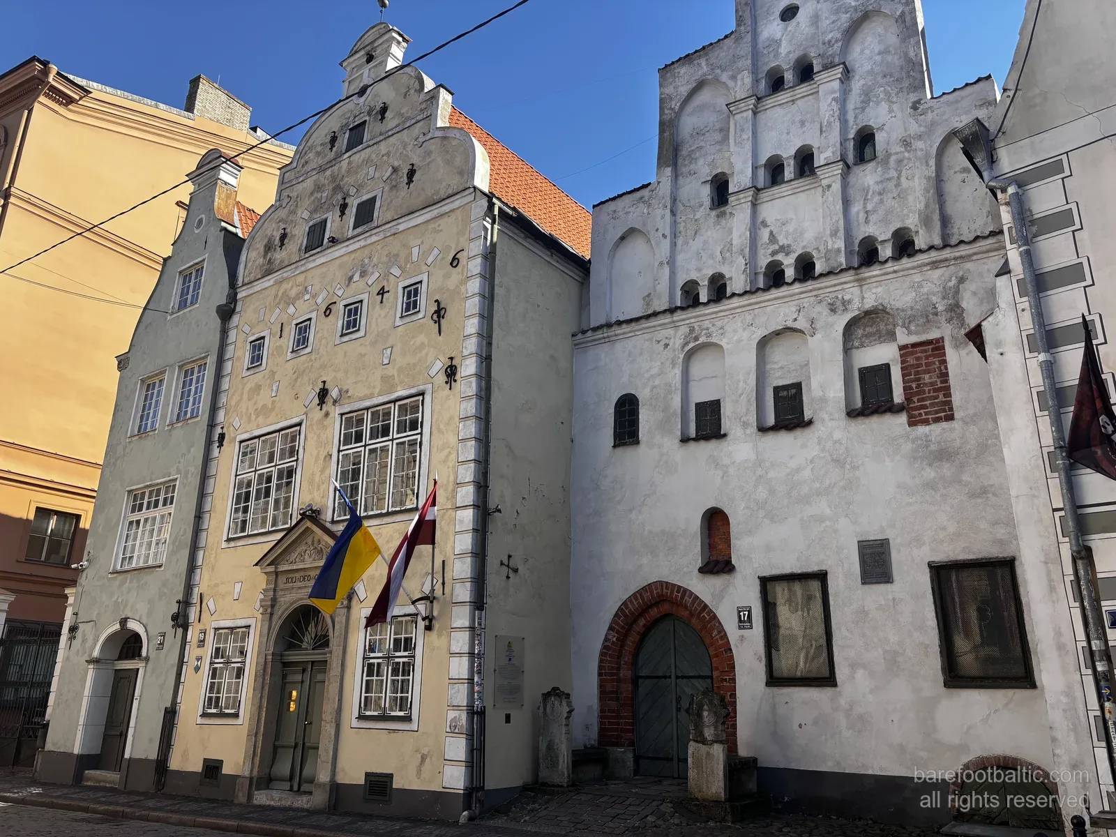 Trīs brāļu nami Mazajā Pils ielā 17, 19, 21, līdzās viens otram, Rīgas Vecpilsētā, Latvijā.