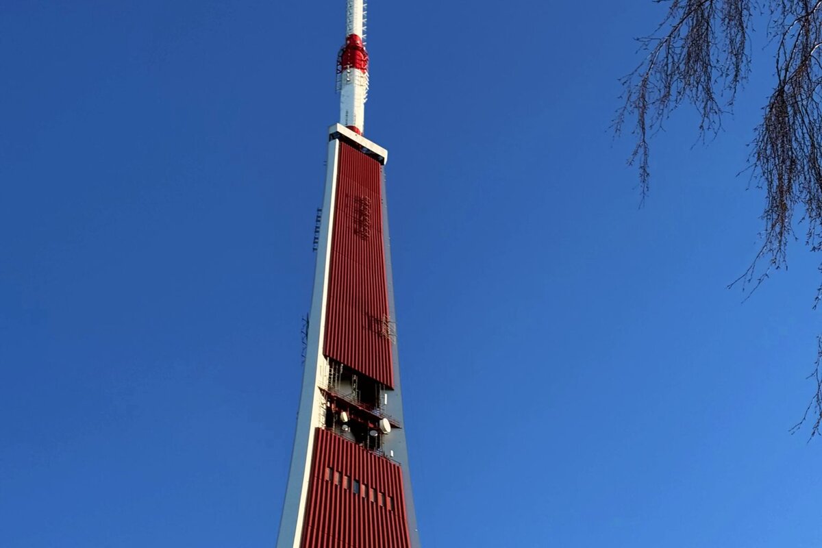 Rīgas TV tornis (368,5 m) — augstākā brīvi stāvošā ēka Eiropas Savienībā.
