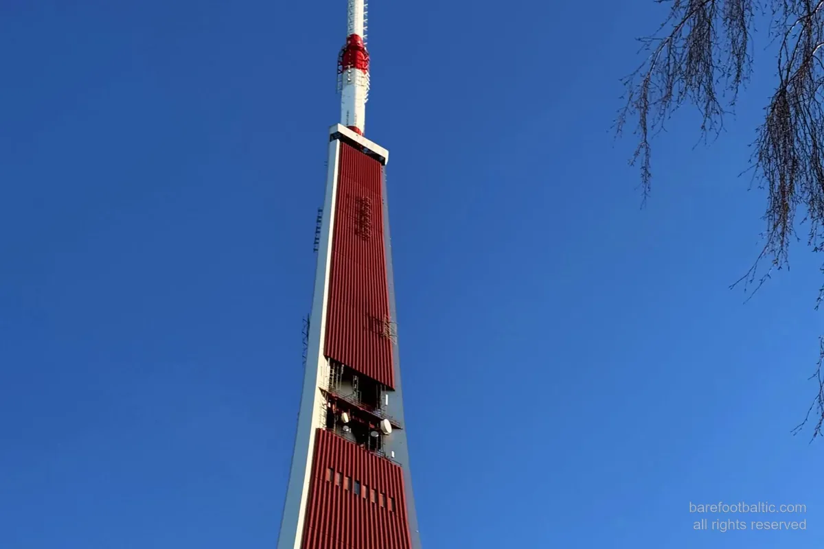 Rīgas TV tornis (368,5 m) — augstākā brīvi stāvošā ēka Eiropas Savienībā.