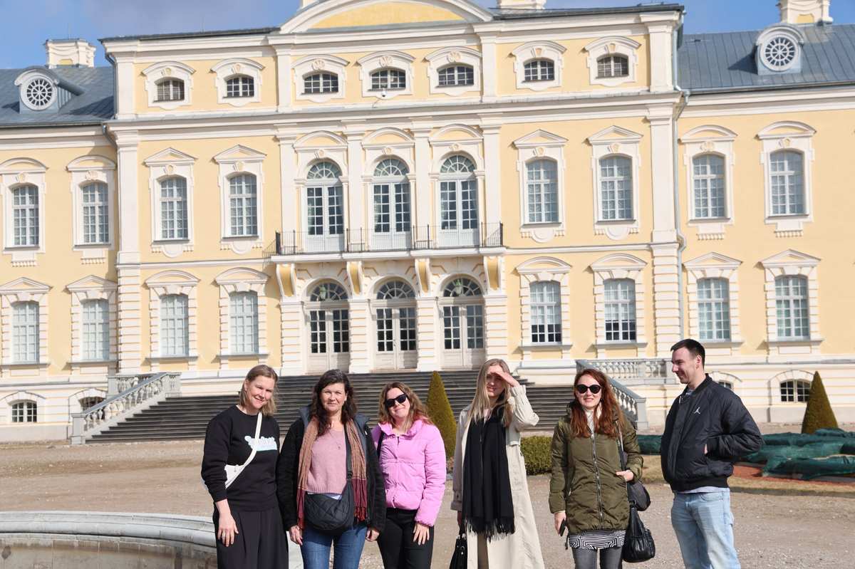 Rundāles pils dienvidu fasāde ar franču dārziem