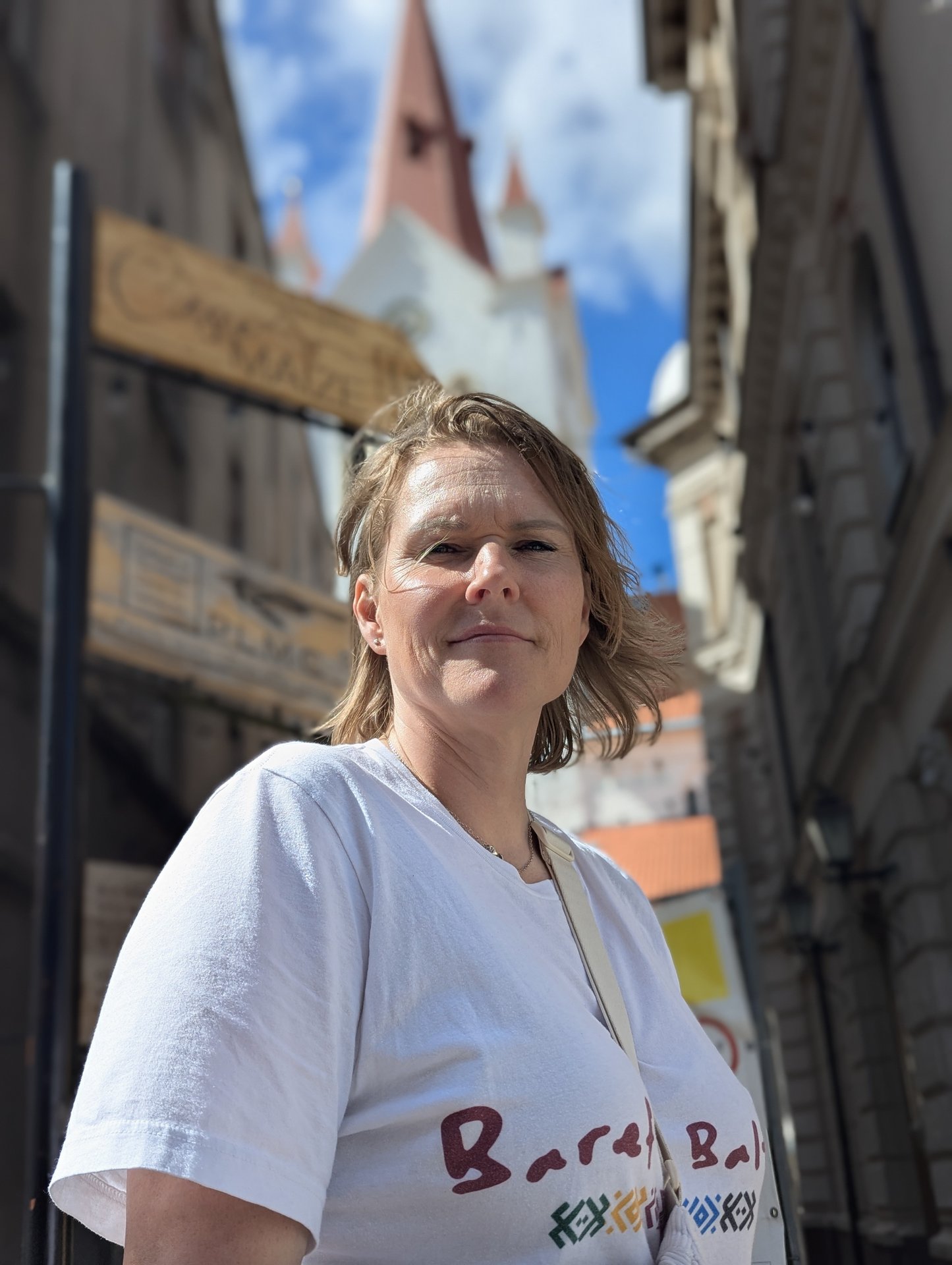 Daiga Barefoot Baltic kreklā, fonā Cēsu vecpilsētas baznīcas tornis