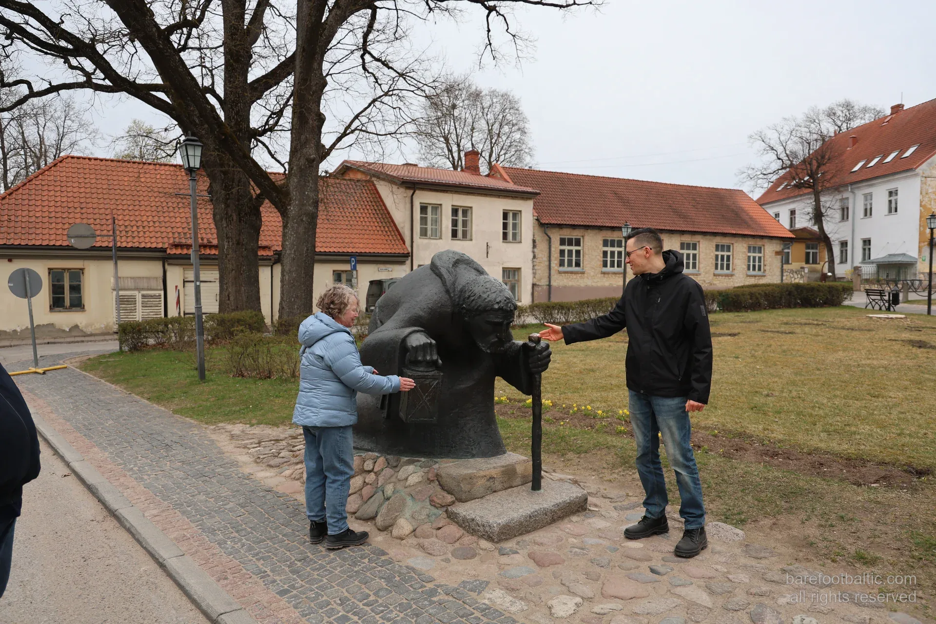 Ekskursijas grupa pie bronzas svētceļnieka skulptūras Cēsu vecpilsētas parkā