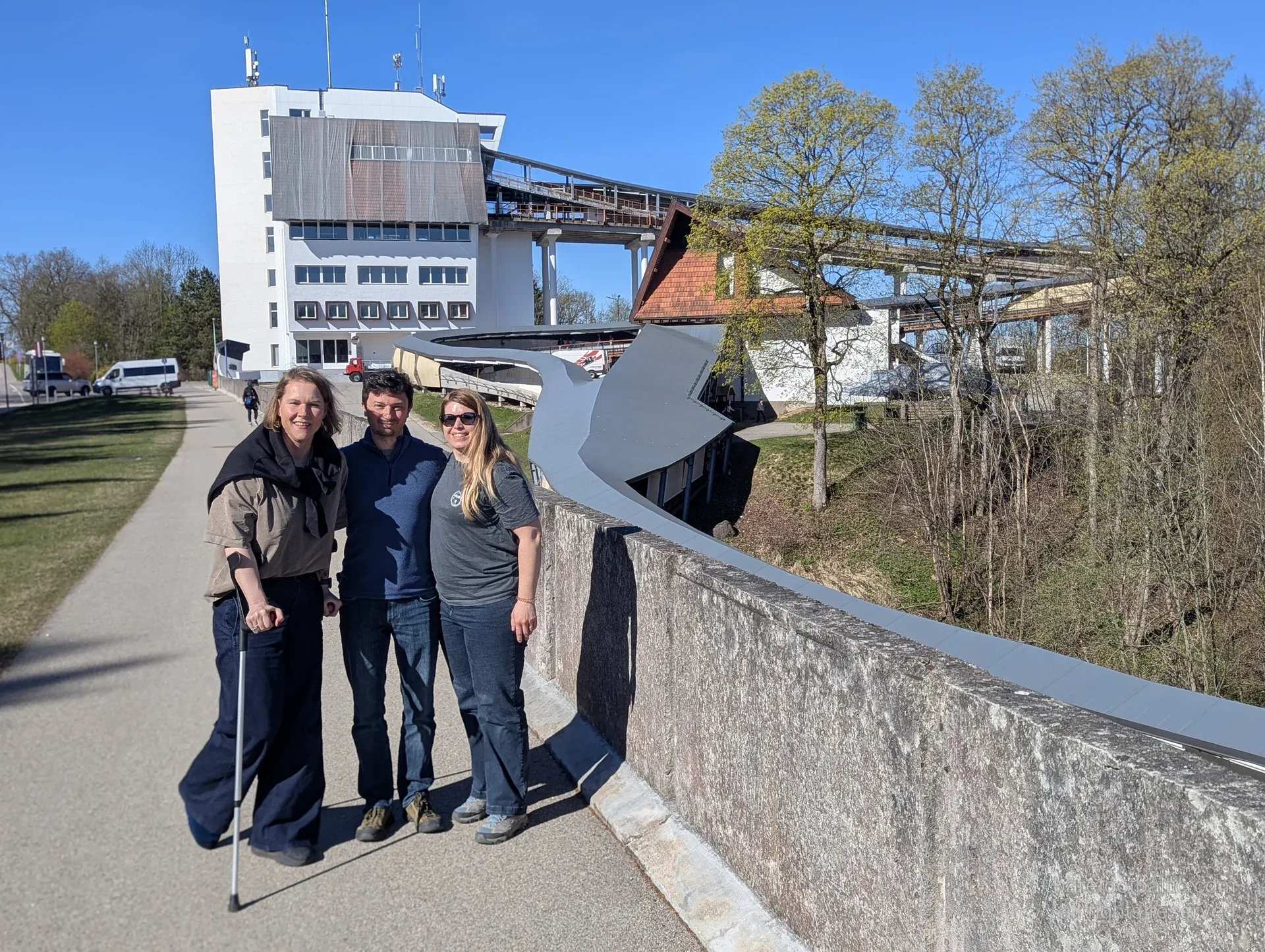 Ekskursijas grupa pie Siguldas olimpiskās bobsleja un kamaniņu trases