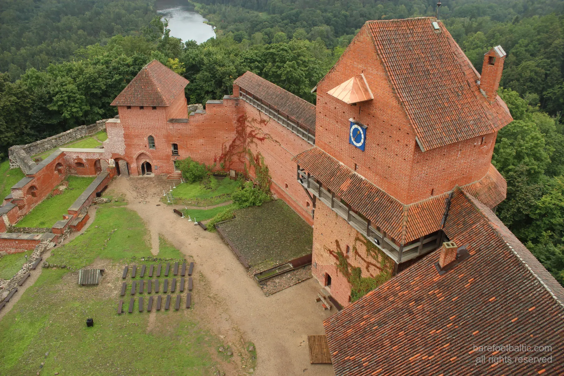 Turaidas sarkano ķieģeļu pils no putna lidojuma virs Gaujas ielejas, Sigulda, Latvija