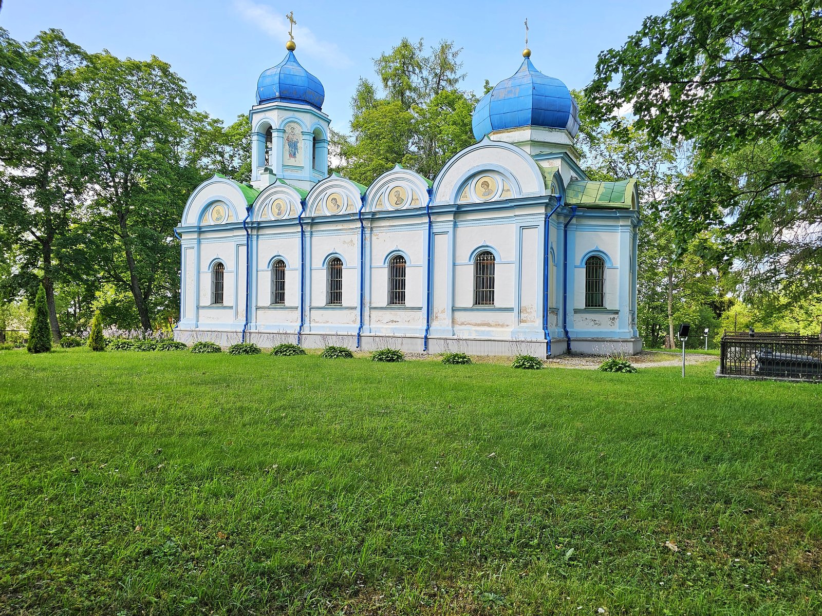 Pareizticīgo baznīca ar zilajiem kupoliem Vidzemes laukos