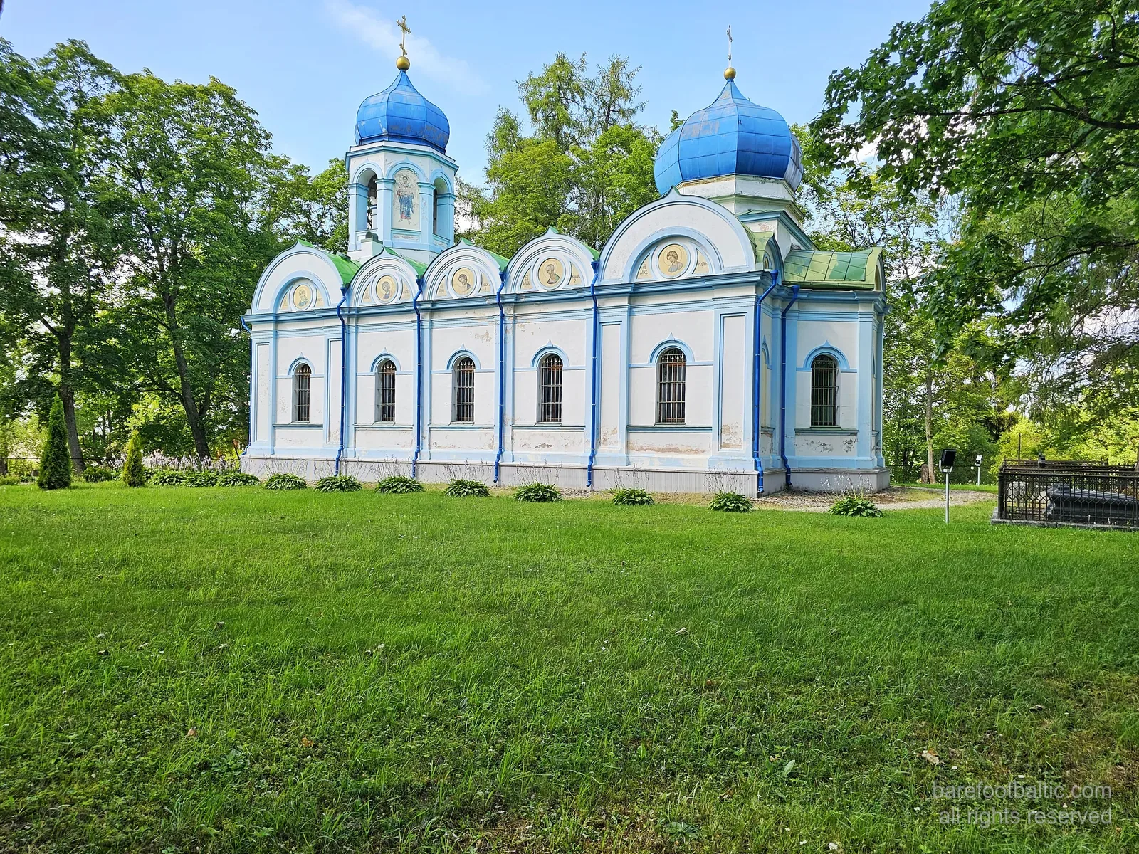 Pareizticīgo baznīca ar zilajiem kupoliem Vidzemes laukos