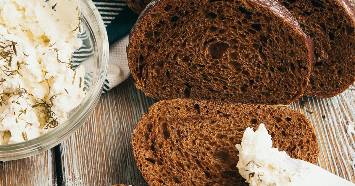 Latviešu rupjmaize ar biezpienu — galvenās uzturpamatlietas.