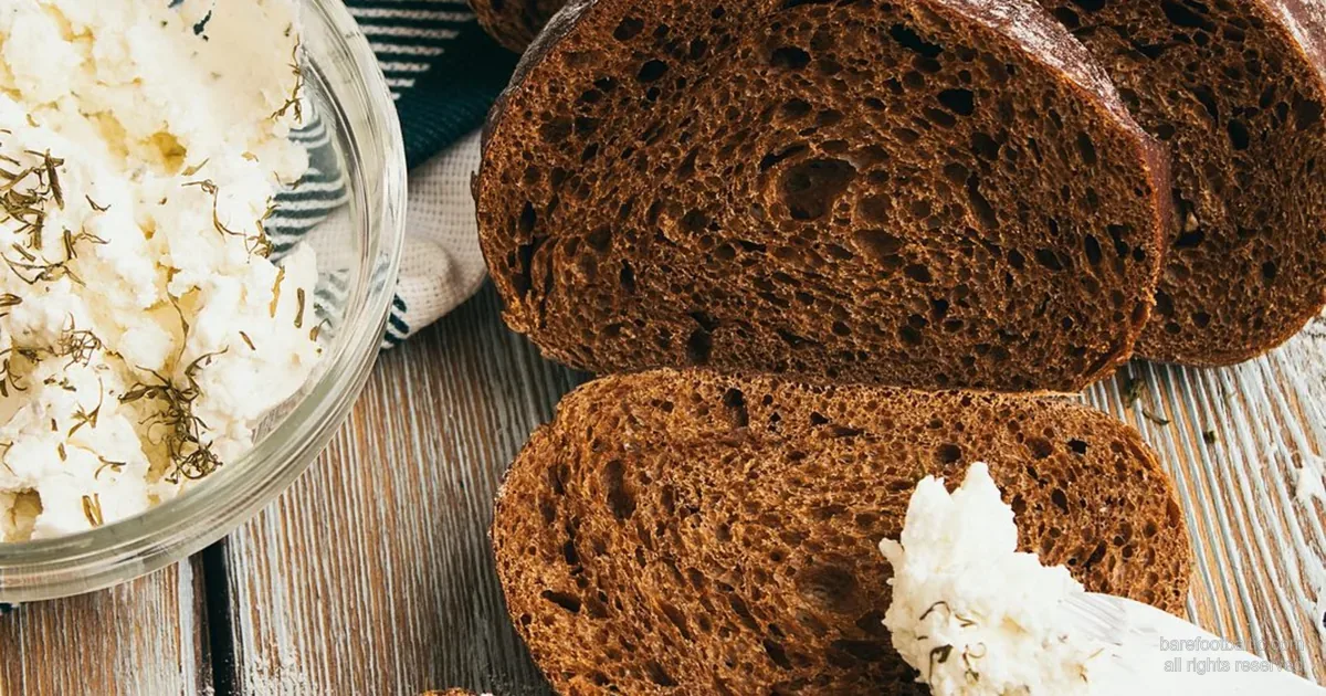 Latviešu rupjmaize ar biezpienu — galvenās uzturpamatlietas.