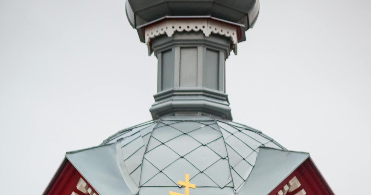 Koka pareizticīgo baznīca ar sīpolveida kupolu un astoņstūru pareizticīgo krustu — Latvija.