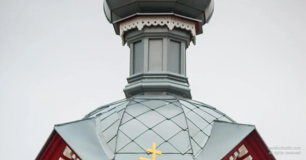 Koka pareizticīgo baznīca ar sīpolveida kupolu un astoņstūru pareizticīgo krustu — Latvija.