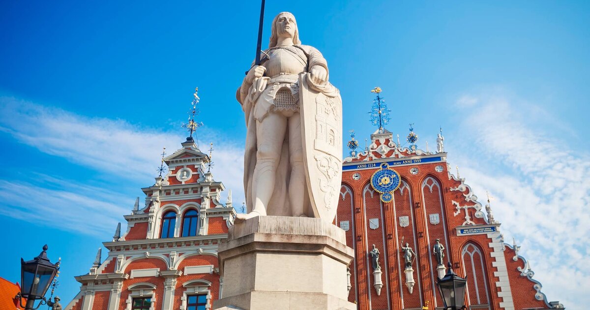 Rolanda statuja un Melngalvju nams Rīgā — salīdzinājums ar Tallinu un Viļņu.