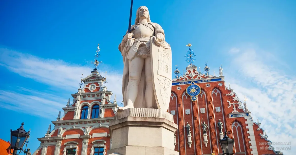 Rolanda statuja un Melngalvju nams Rīgā — salīdzinājums ar Tallinu un Viļņu.