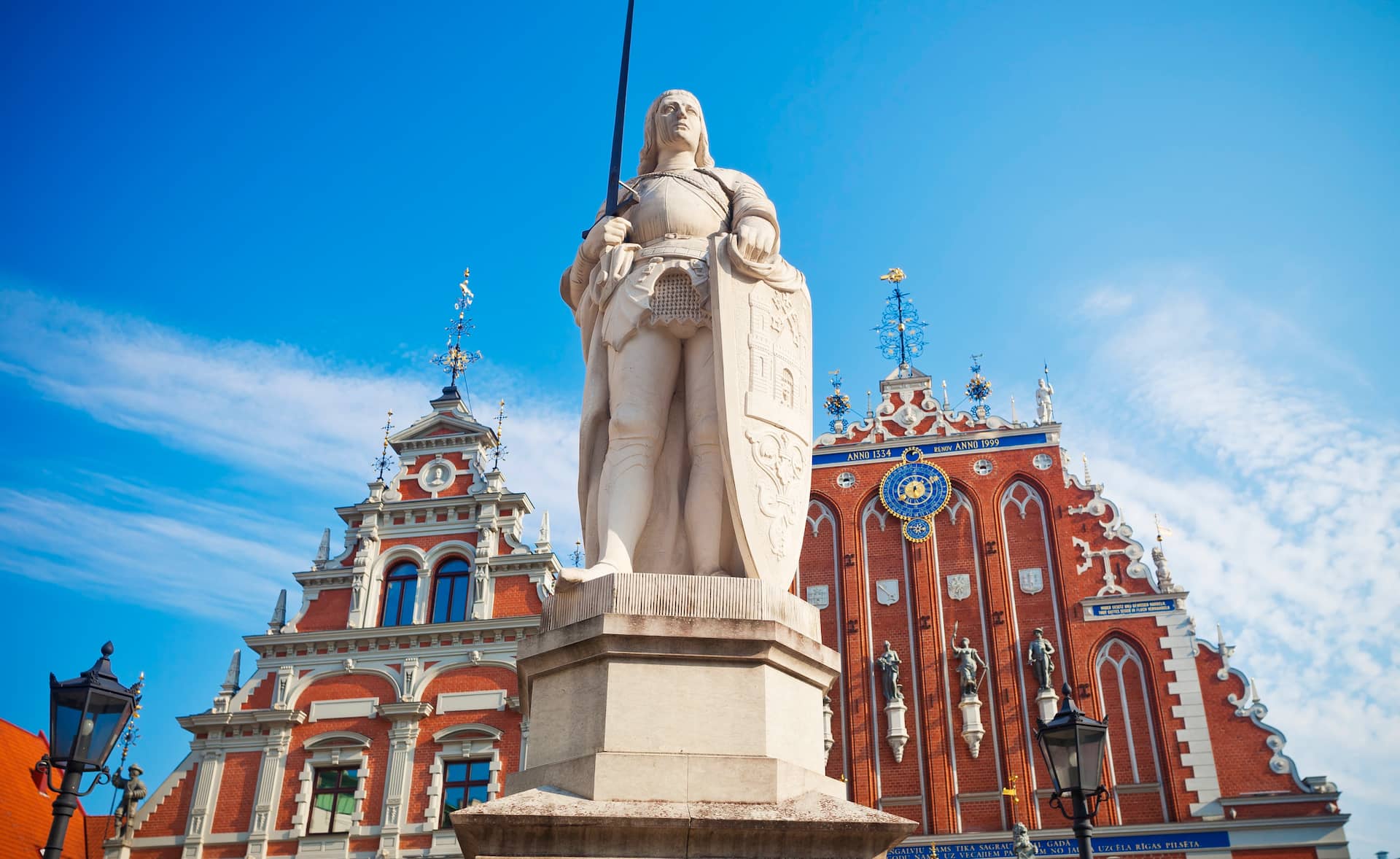 Rolanda statuja un Melngalvju nams Rīgas Rātslaukumā